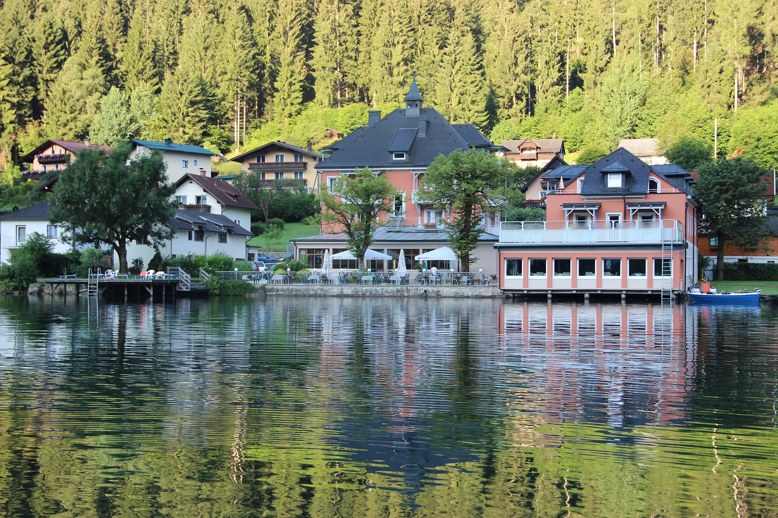 Strandhotel Burgstaller vom Brennsee aus gesehen