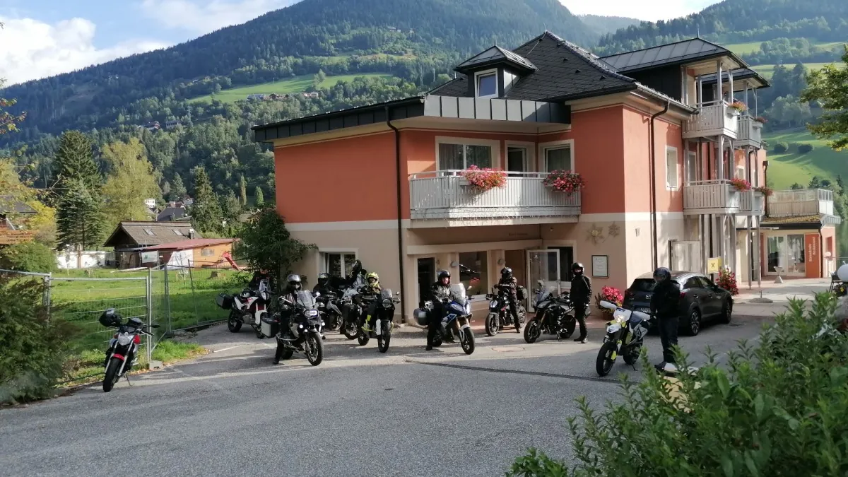 Motorradfahren in einer atemberaubenden Landschaft