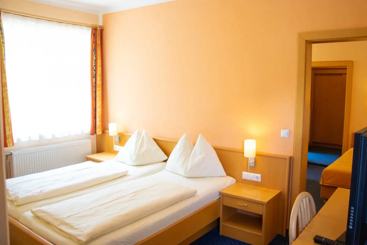 Suite am See - Zimmer mit Balkontür zum Brennsee