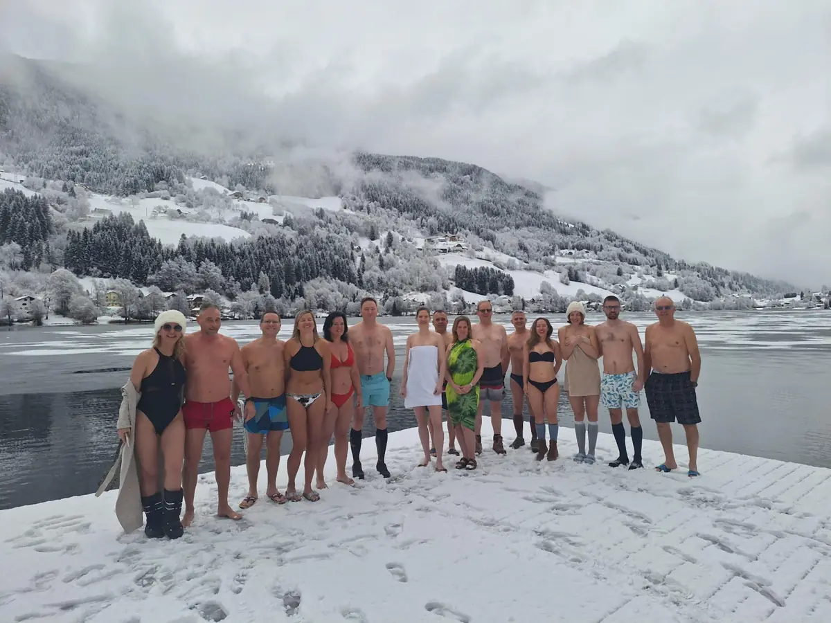 Eisbade-Gruppe am verschneiten Steg