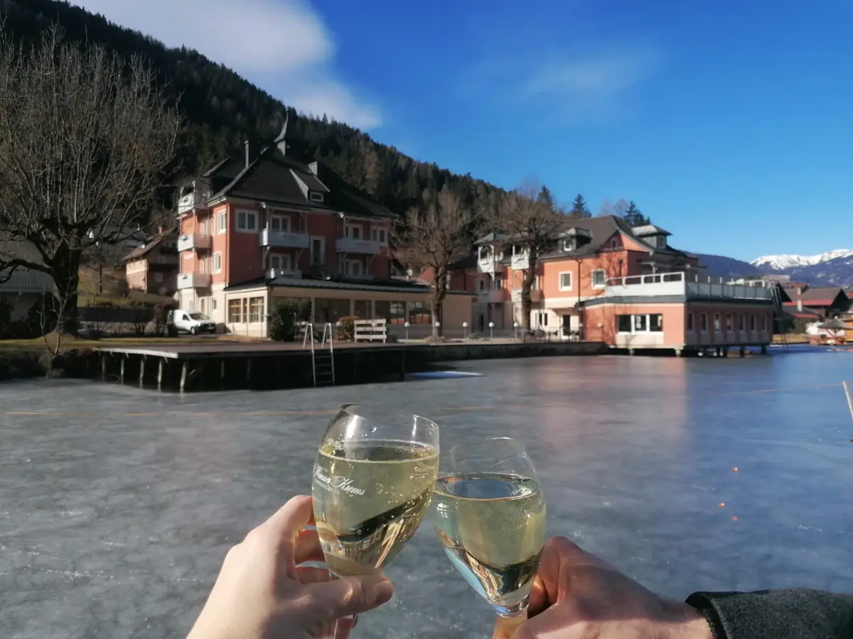 Anstoßen auf dem zugefrorenen Brennsee vor dem Hotel