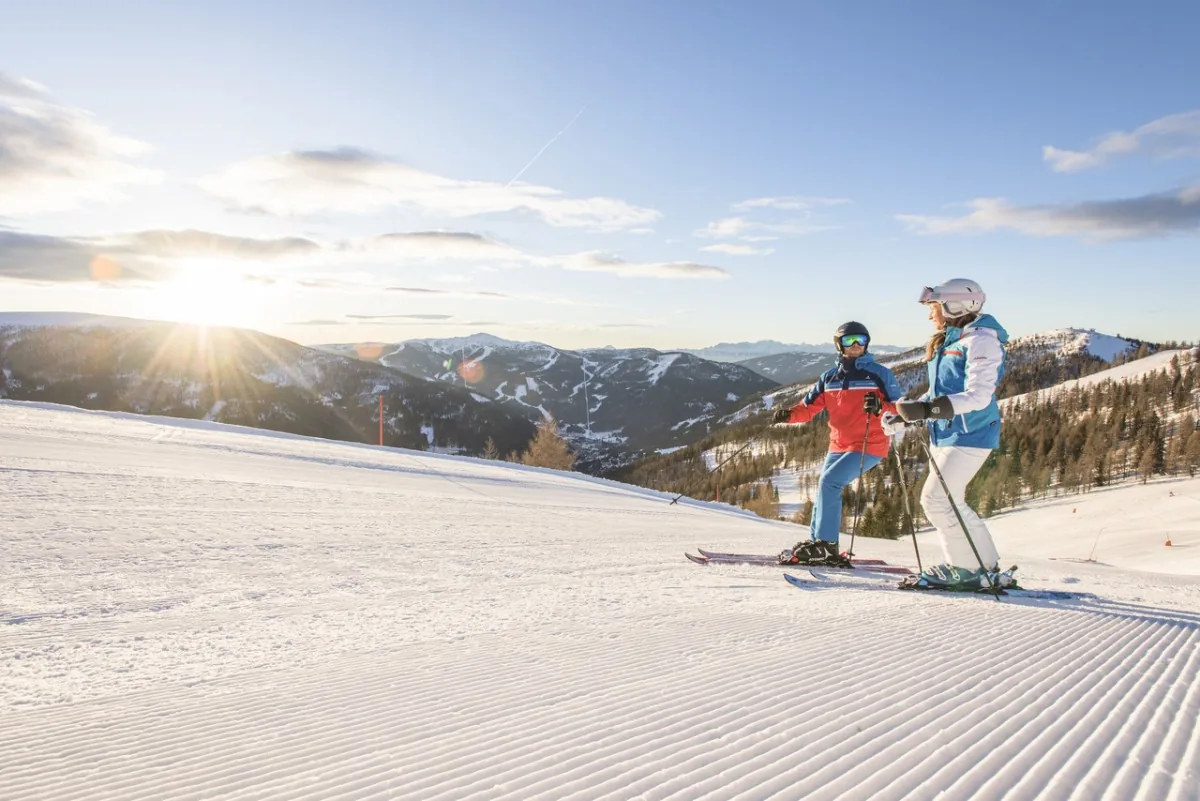 Skifahrer im Gegenlicht